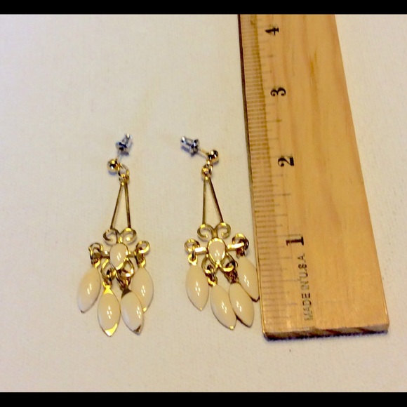 Vintage Dangle Earrings Cream enamel Gold Tone - Picture 3 of 3